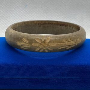 💛 Wood Floral Etched Bangle